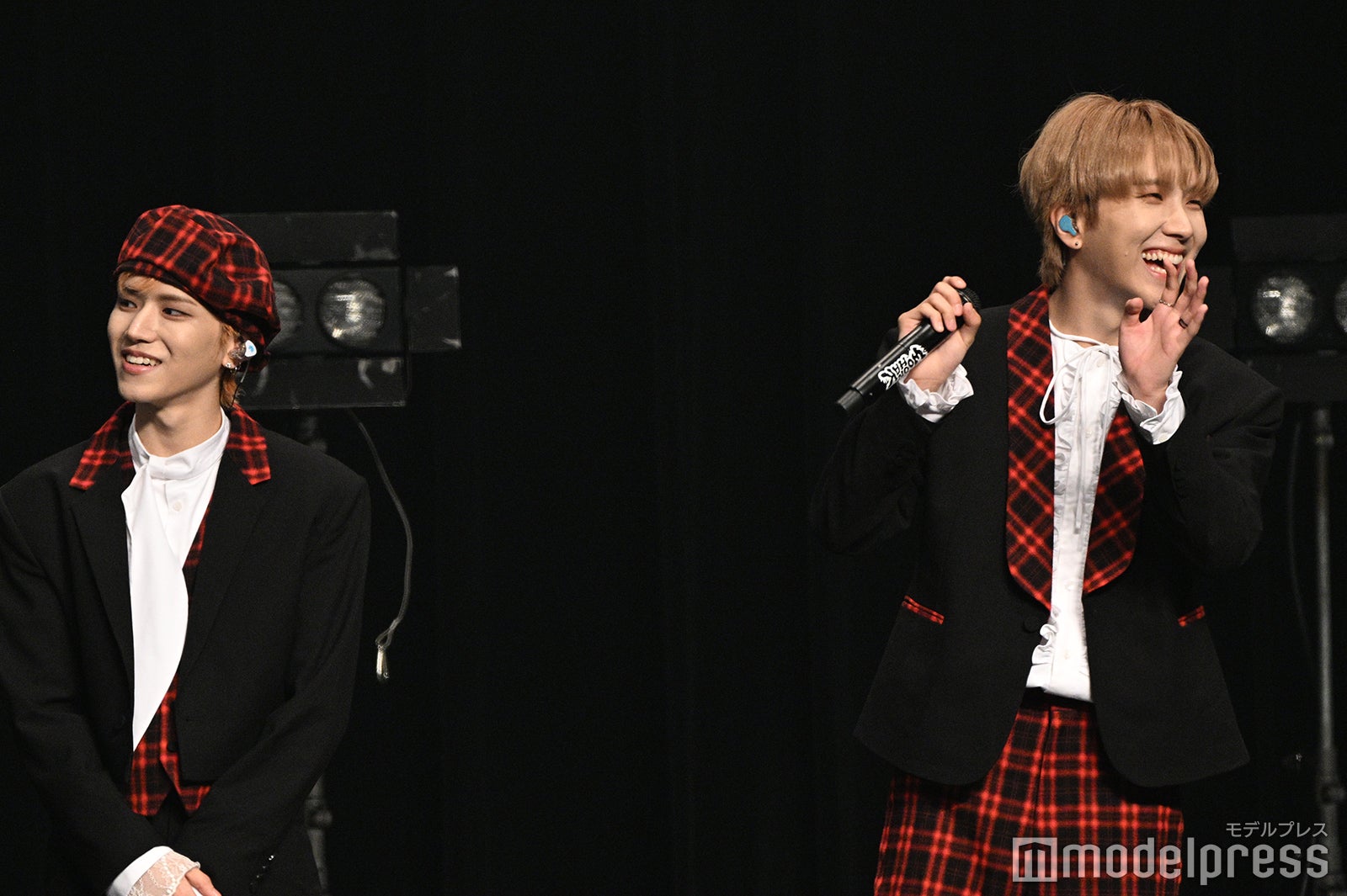 微笑むRIWOO（リウ）、吹き出してしまうWOONHAK（ウンハク）（C）モデルプレス