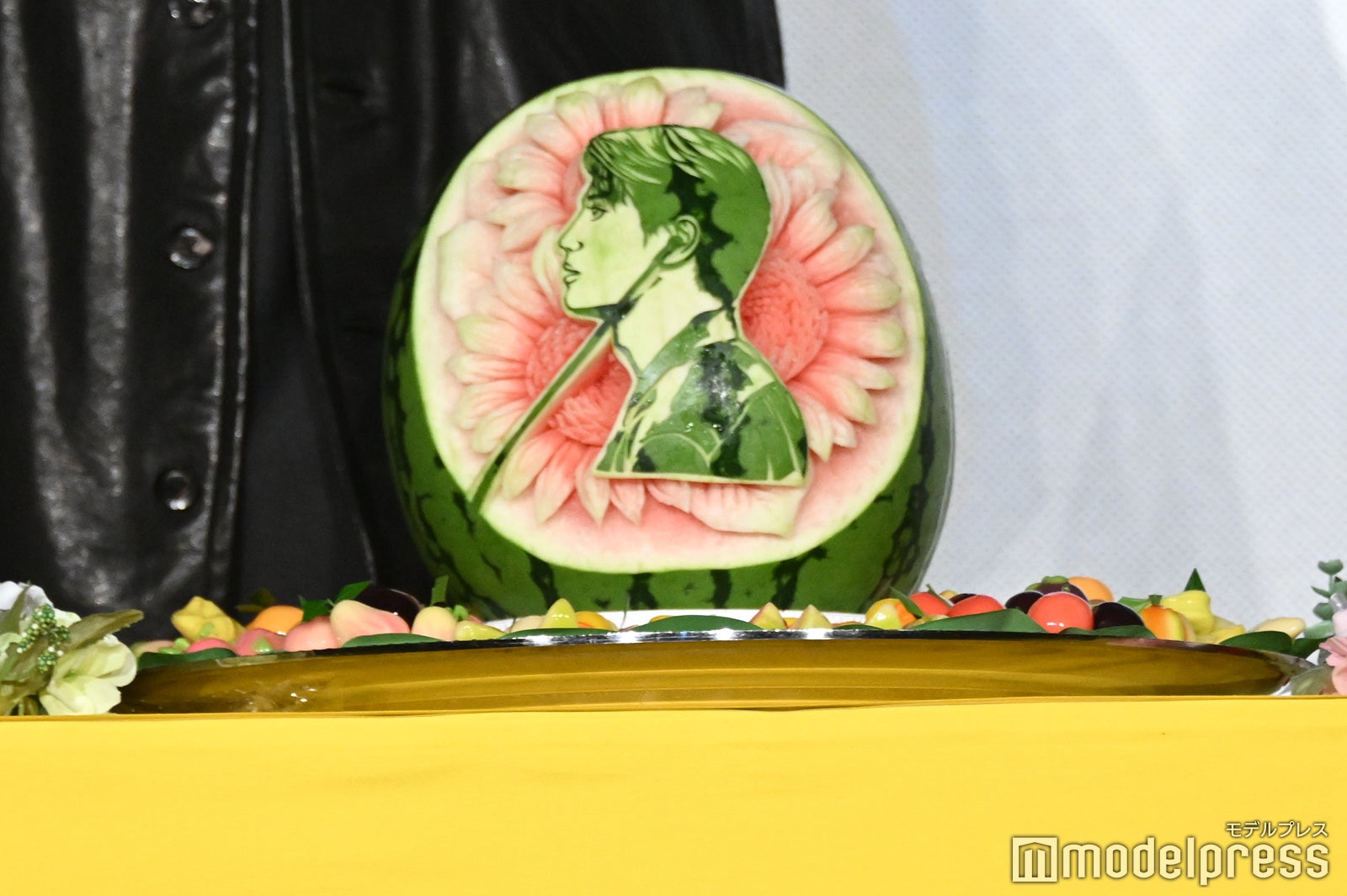 ソウタ（森崎ウィン）のビジュアルが描かれたカービング（C）モデルプレス