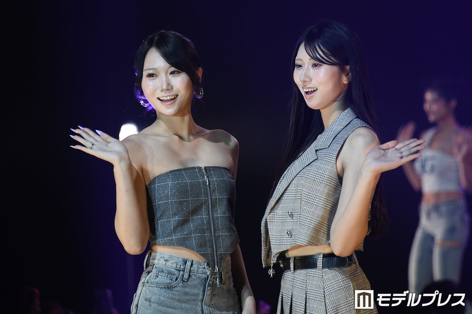 久保田海羽＆海音、肌見せスタイルで姉妹ランウェイ「遺伝子最強」「2人ともスタイルすごい」と話題【学生ランウェイ名古屋】