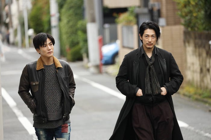 岩田剛典、ディーン・フジオカ/「シャーロック」より(C)フジテレビ