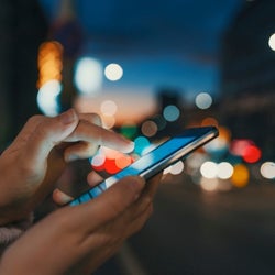 男性が喜ぶ「おやすみLINE」のポイント 仕事の疲れも吹っ飛んじゃう!