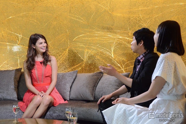 スタジオトーク中のマギー（C）日本テレビ