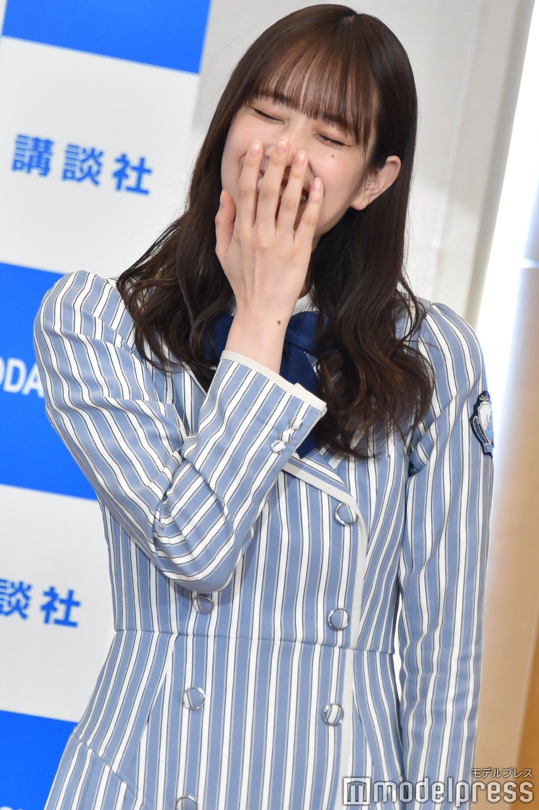 恥ずかしがる佐々木久美（C）モデルプレス