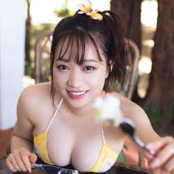 モデルプレス - ふんわり“Iカップ”に釘付け 現役女子大生はるかぜ.ビキニで美バストあらわ