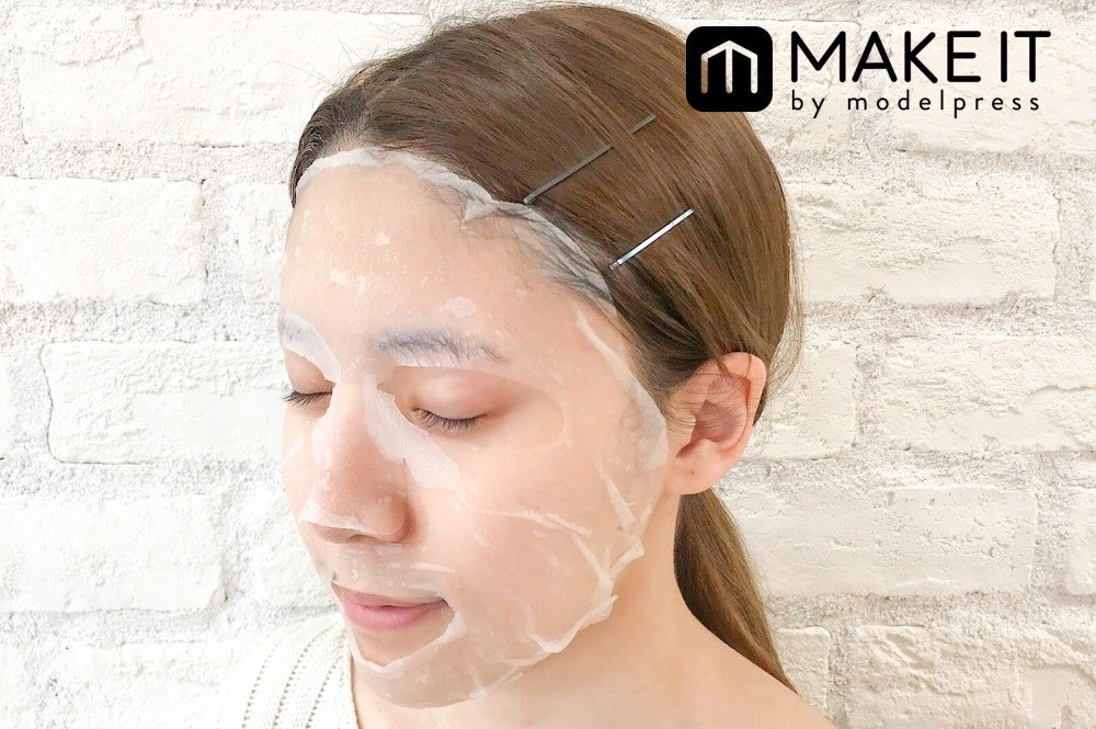 美容液たっぷりのシートが肌に密着 (C)メイクイット