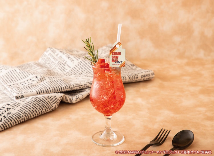 【マキマ】ストロベリーソーダ　税込990円（C）2025 MAPPA／チェンソーマンプロジェクト （C）藤本タツキ／集英社