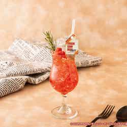 【マキマ】ストロベリーソーダ 税込990円(C)2025 MAPPA/チェンソーマンプロジェクト (C)藤本タツキ/集英社