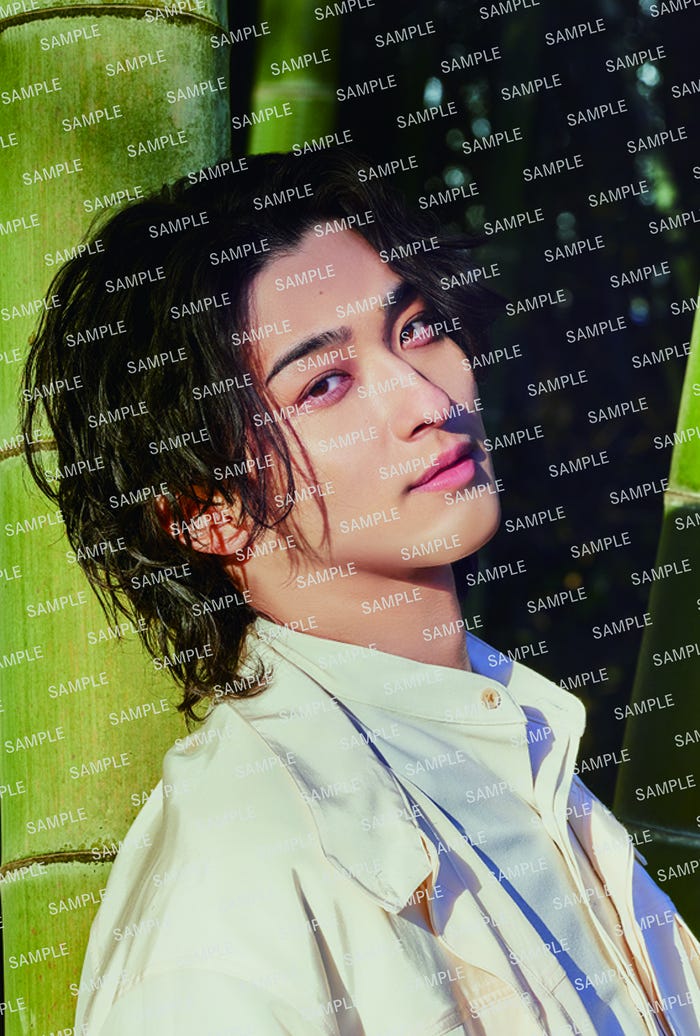 楽天ブックス限定版(みずみずしい竹林の中で、凛とした表情を)横浜流星「横浜流星2026年カレンダー」(C)KADOKAWA