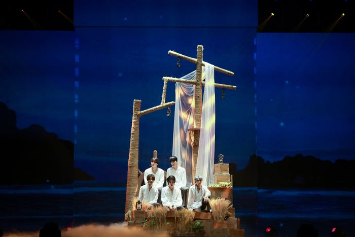 TOMORROW X TOGETHER(P)&(C)BIGHIT MUSIC