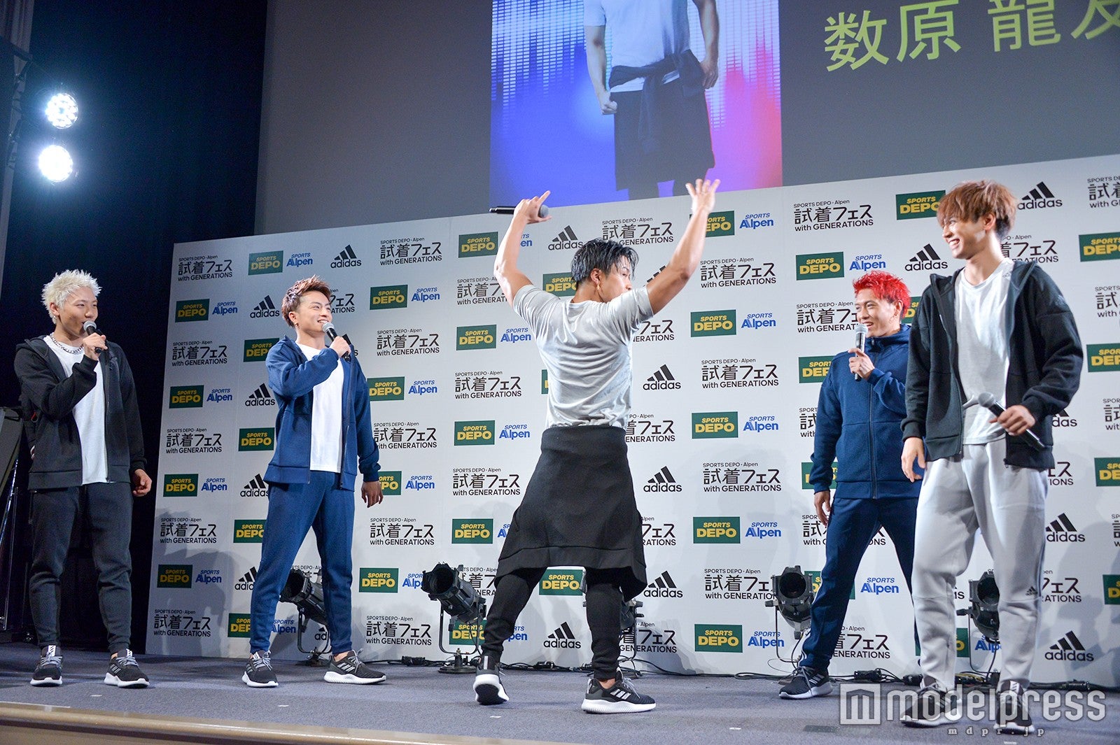 手を高々と上げて…（C）モデルプレス