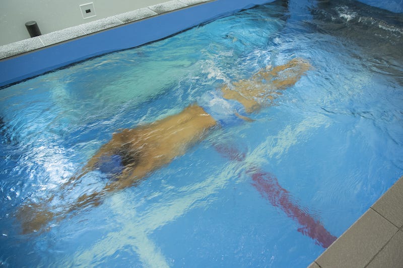 平泳ぎ中に腕と足を伸ばして体が一直線になっている