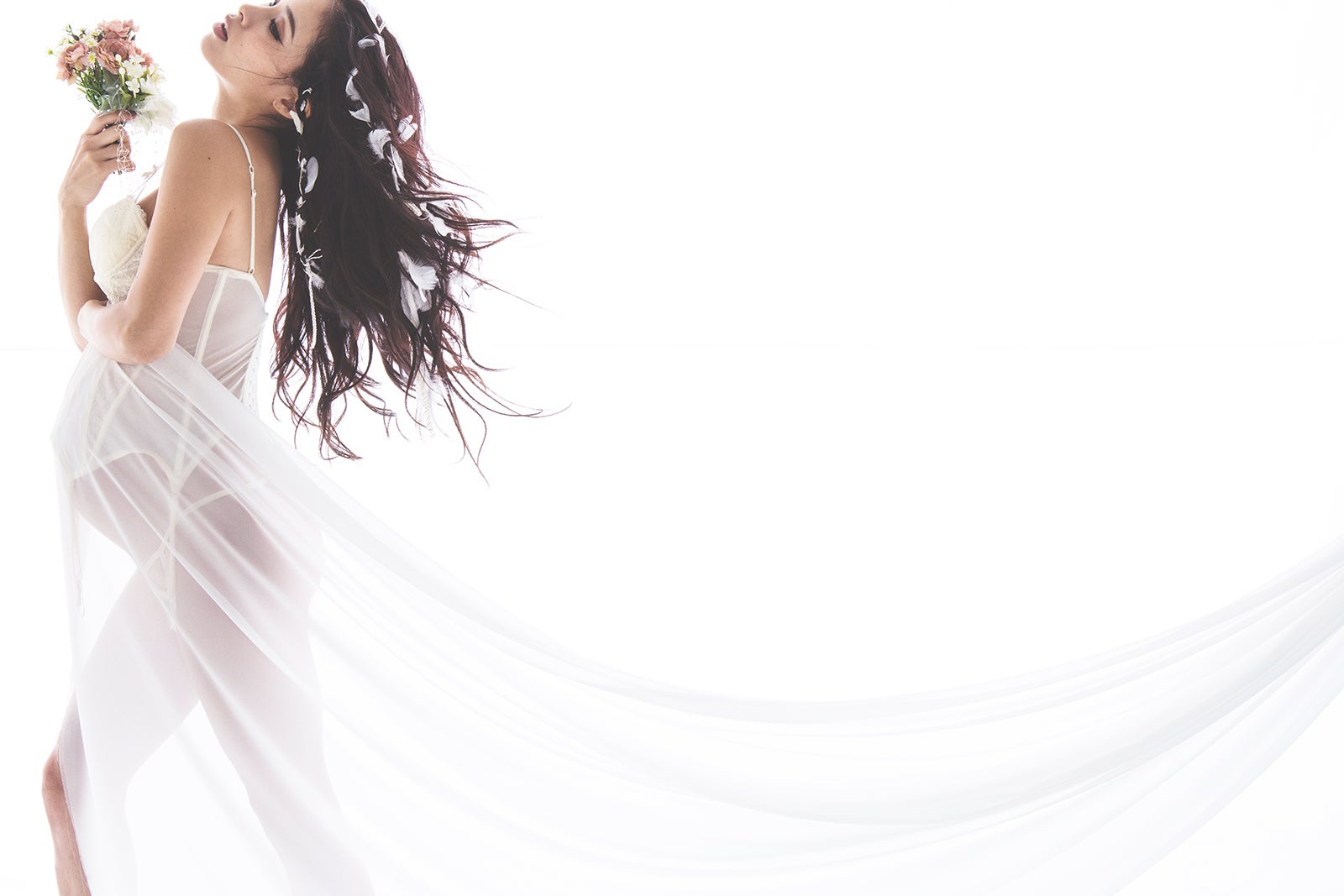 尾崎紗代子／「小悪魔ageha」12月号別冊付録「Happie nuts」より（画像提供：ダナリーデラックス株式会社）