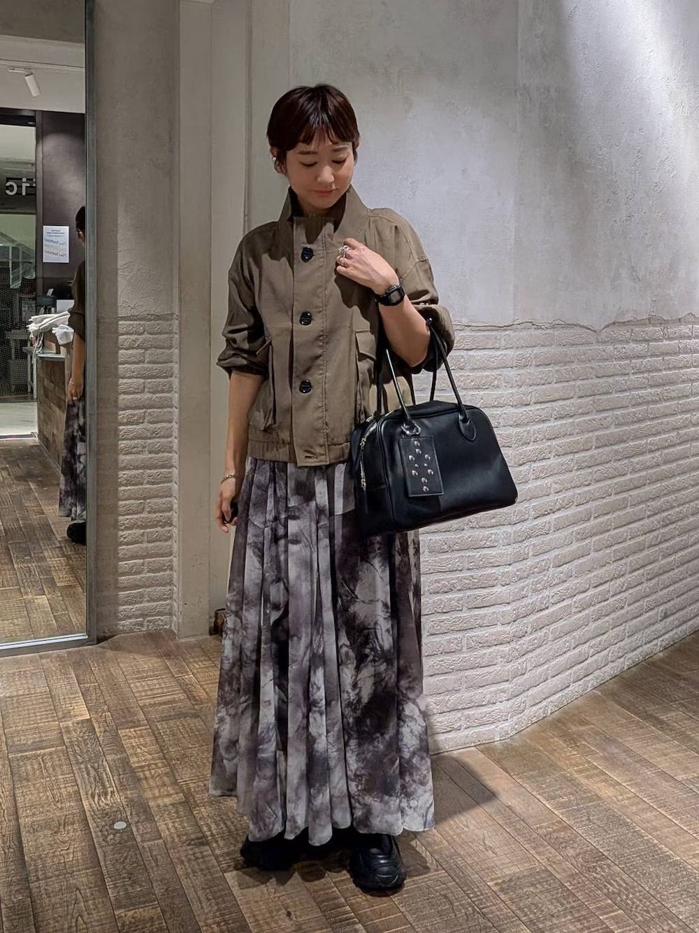 ふんわりとした素材を使ったコーデの引き締め役にも◎　出典：WEAR