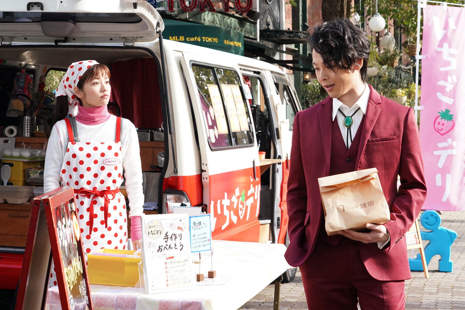 小芝風花、中村倫也／「美食探偵 明智五郎」第1話より（C）日本テレビ