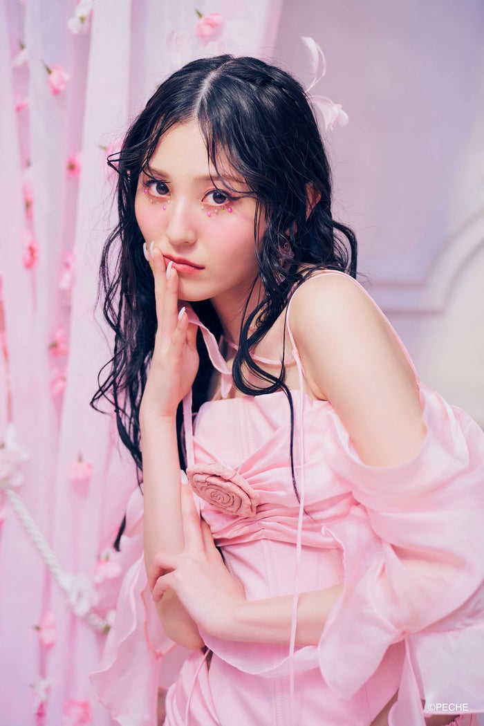 吉井美優、美デコルテ際立つキャミワンピ姿＜PECHE_party＞