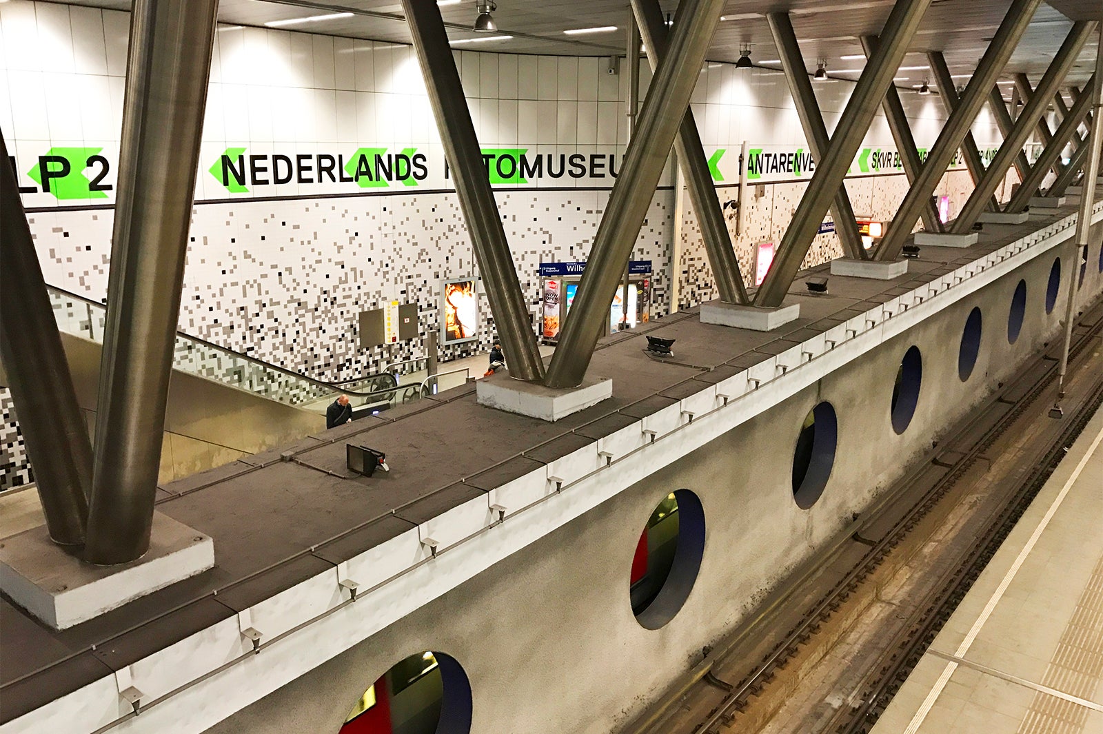 地下鉄の駅（提供写真）