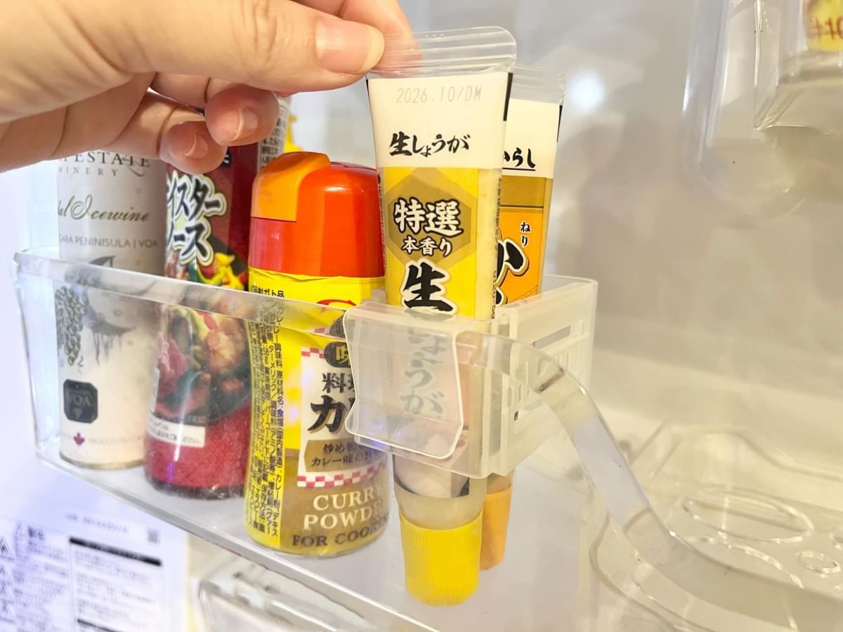 【本音レビュー】ニトリの「仕切りにもなる伸縮式冷蔵庫ポケット」で冷蔵庫が整った！薬味類もスッキリ