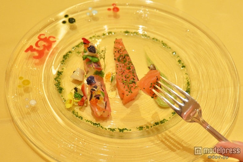 ハーブマリネした桜鱒のレアーグリルとライスペーパーを纏った春野菜と貝類のセビーチェ　チポートレチリの香るグァカモレを添えて