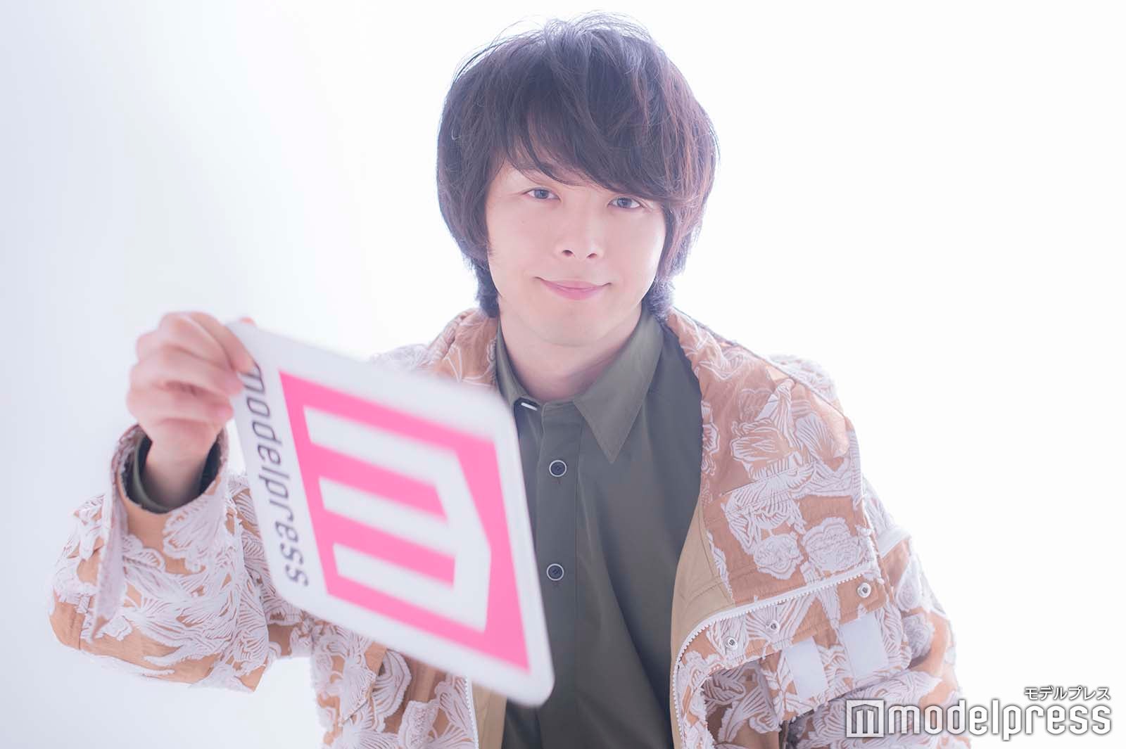 ロゴの持ち方がお茶目な中村倫也（C）モデルプレス