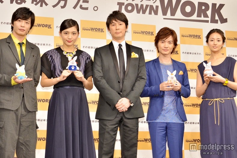  田中圭、川口春奈、高槻洋介（タウンワーク編集長）、神木隆之介、木村文乃（左から）