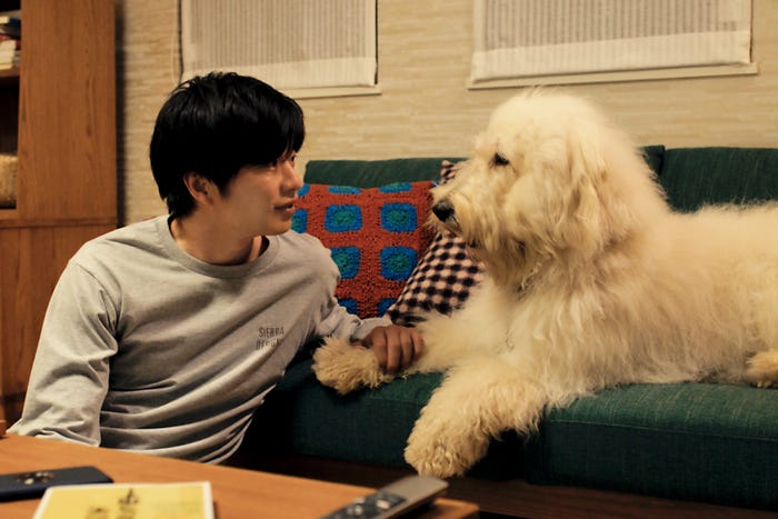 田中圭、ハウ(C)2022「ハウ」製作委員会