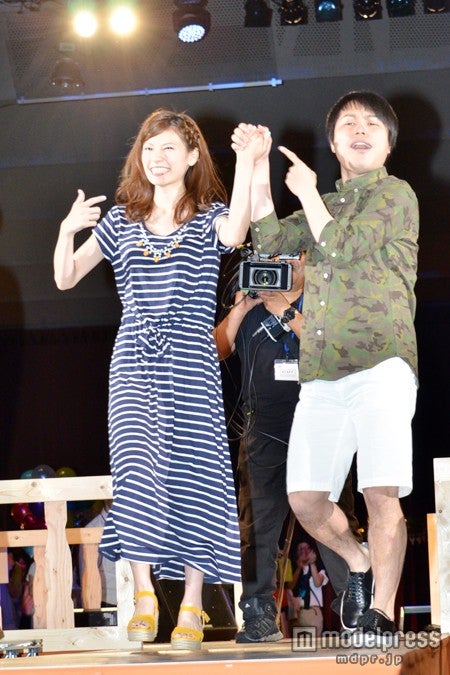 【左から】住岡梨奈、「NONSTYLE」の井上裕介、