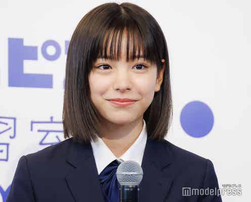 現役高校生・當真あみ、制服姿で笑顔輝く 2024年の抱負も語る