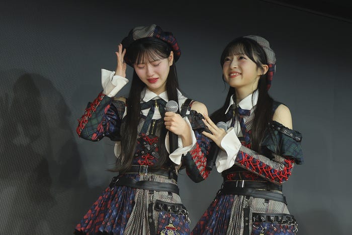 八木愛月、秋山由奈(C)AKB48