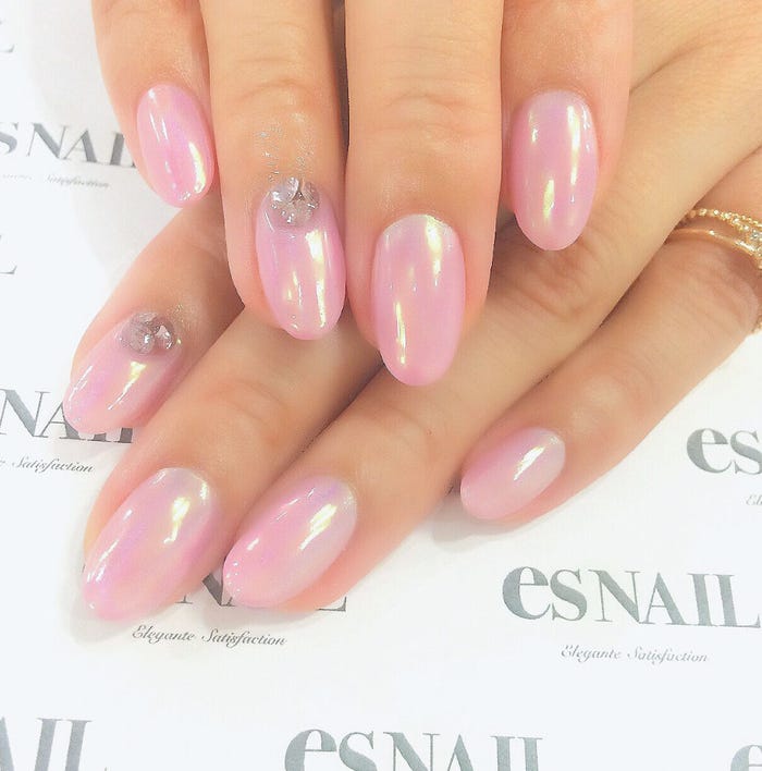 さりげないビジューとあわせて(画像提供:esNAIL)