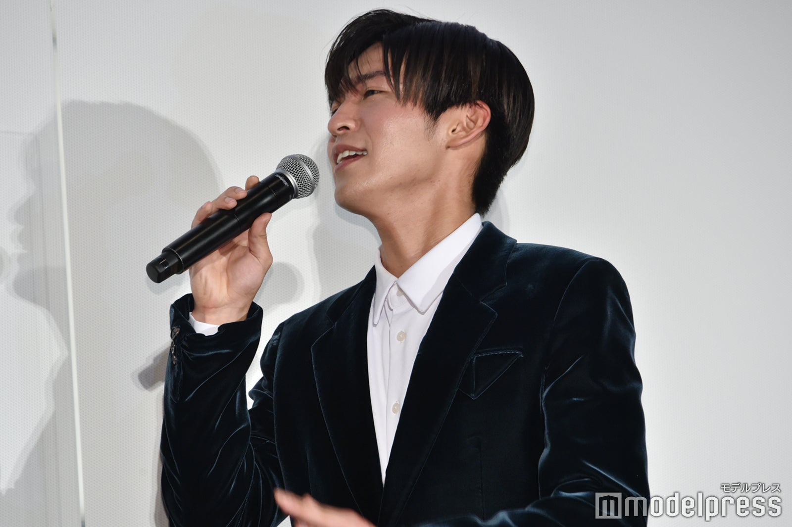 「大泉さ～ん」とツッコミを入れようとする目黒蓮（C）モデルプレス