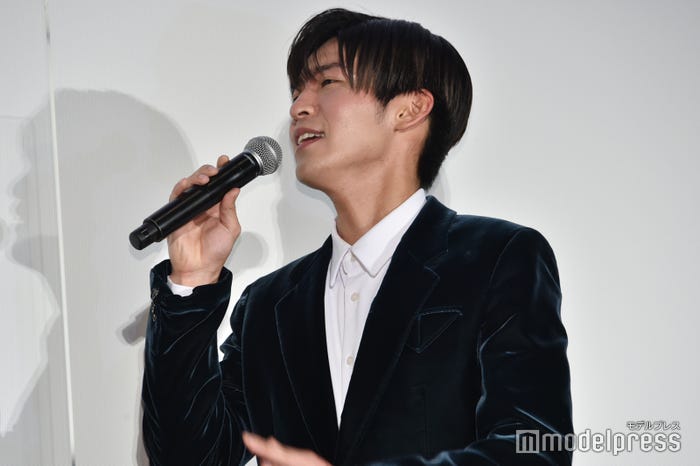 「大泉さ~ん」とツッコミを入れようとする目黒蓮(C)モデルプレス