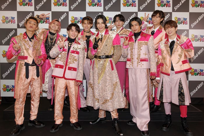 (前列左から)岩本照、渡辺翔太、ラウール、目黒蓮、深澤辰哉(後列左から)佐久間大介、向井康二、宮舘涼太、阿部亮平(提供写真)