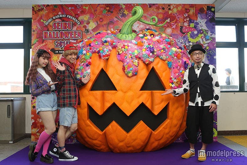 練馬駅構内にある増田セバスチャン氏デザインのハロウィンモチーフのオブジェ