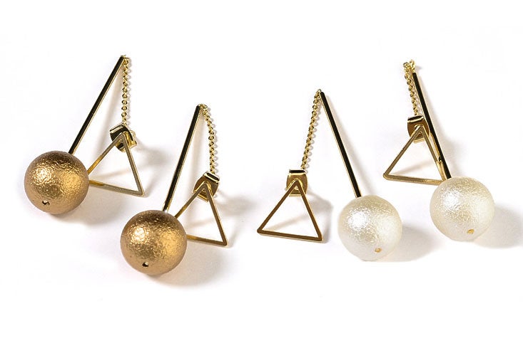 コットンパールトライアングルモチーフピアス「Re:EDIT by GALSTAR」998円（税込）／画像提供：Re:EDIT by GALSTAR