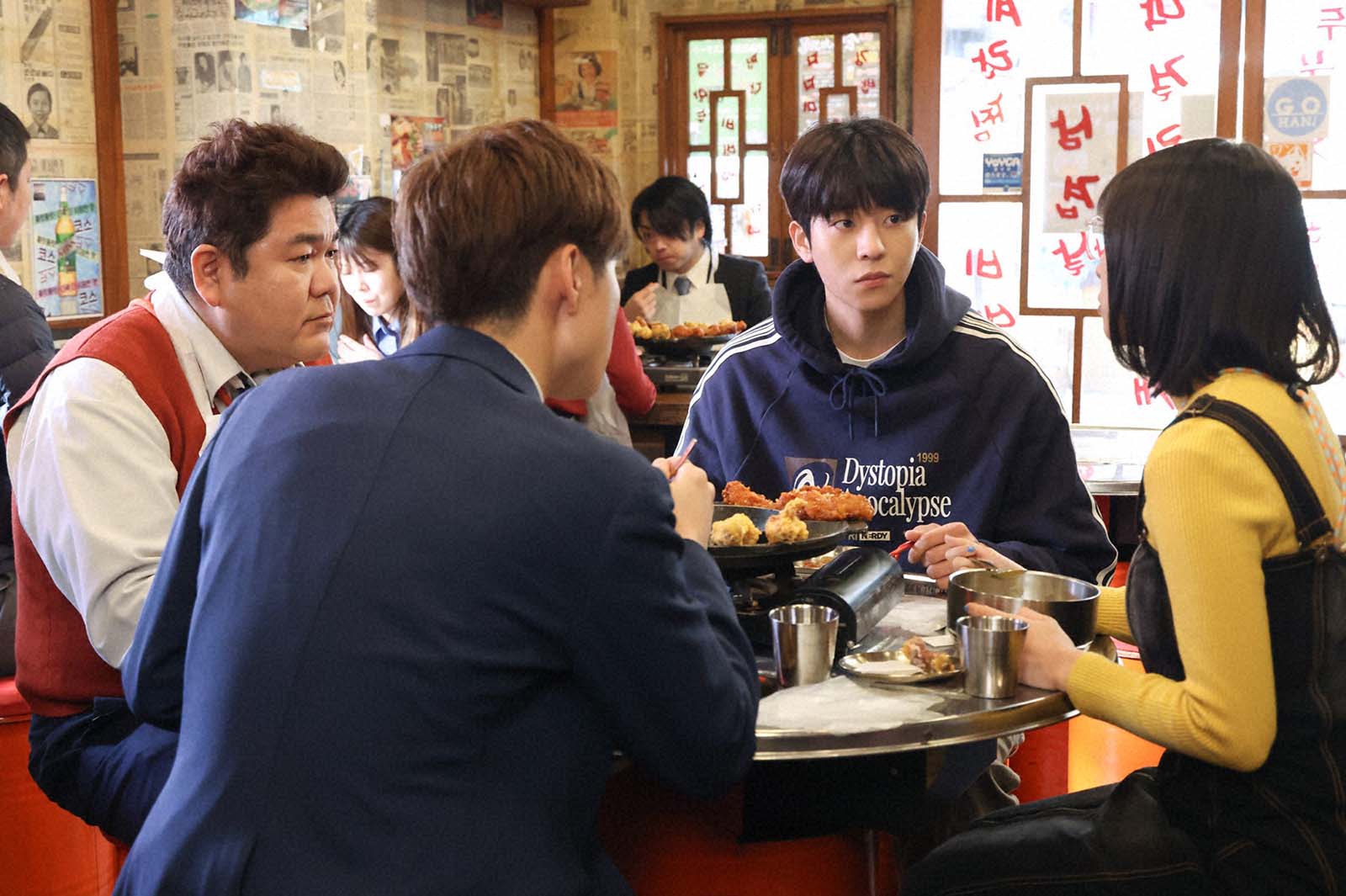 絃瀬聡一、ゴリけん、チェ・ジョンヒョプ、鳴海唯、「Eye Love You」第5話より（C）TBS／撮影：高橋裕子