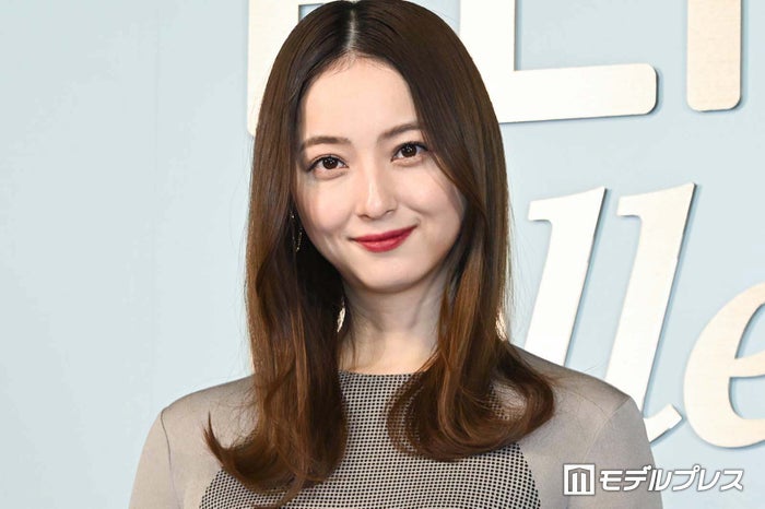 佐々木希、YouTube初投稿で自宅・ルーティーン公開「すっぴん？」「かわいすぎる」とファン感激