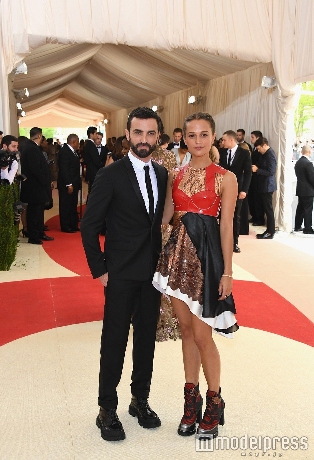 ニコラ・ジェスキエール、アリシア・ヴィキャンデル（C）Louis Vuitton