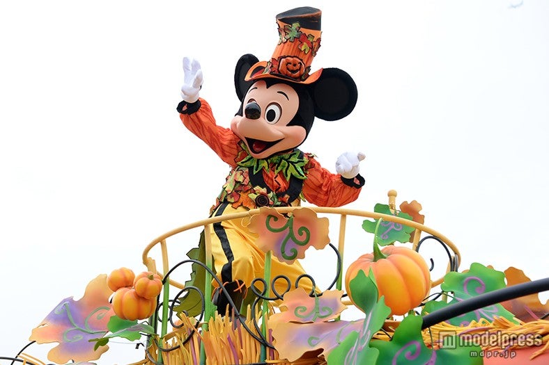 華やかなパレード「ハッピーハロウィーンハーベスト」／ミッキー