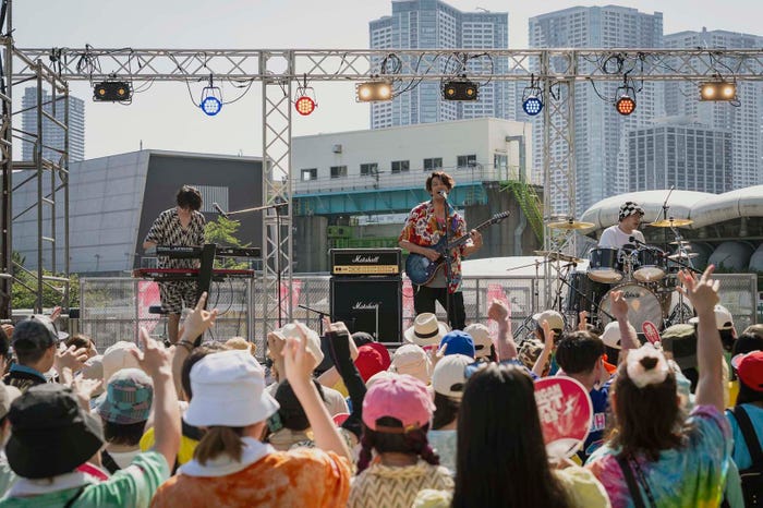 松延知明、森崎ウィン、高尾悠希「パリピ孔明」第2話より(C)フジテレビ