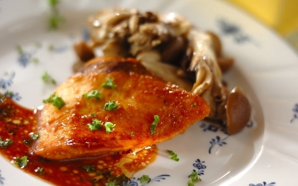 夏に無性に食べたくなる、爽やかなカジキとキノコの「レモンソテー」