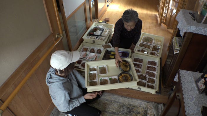 東真央(手前)(写真提供:カンテレ)