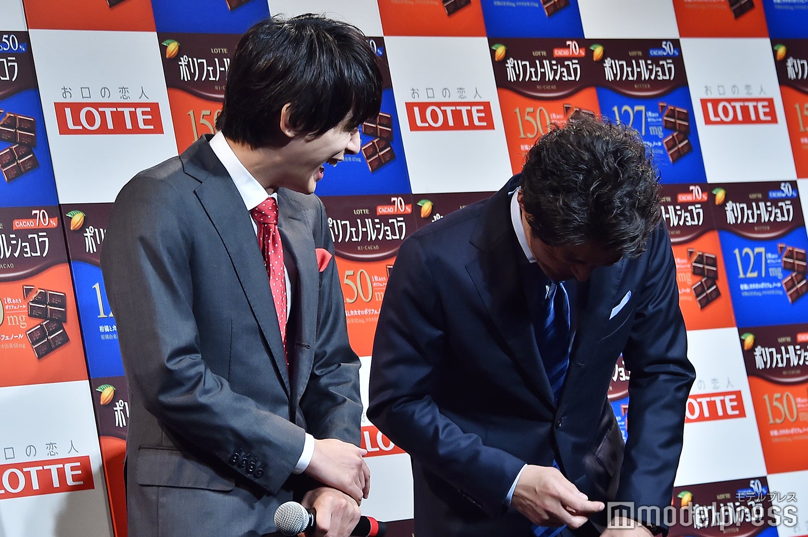 笑い合う吉沢亮と安田顕（C）モデルプレス