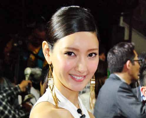 菜々緒、美脚チラ見せ純白ドレスでイ・ビョンホンをノックアウト