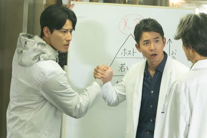 馬場徹、仲野太賀「新宿野戦病院」第2話より(C)フジテレビ