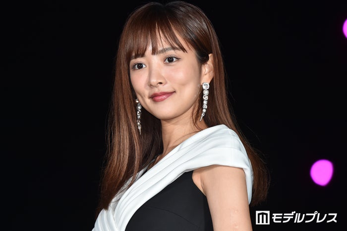 2児の母・夏菜「前髪にもさらにハイライト増やした」イメチェン姿に「大人の色気と可愛さが両立」「どの角度から見ても綺麗」と反響