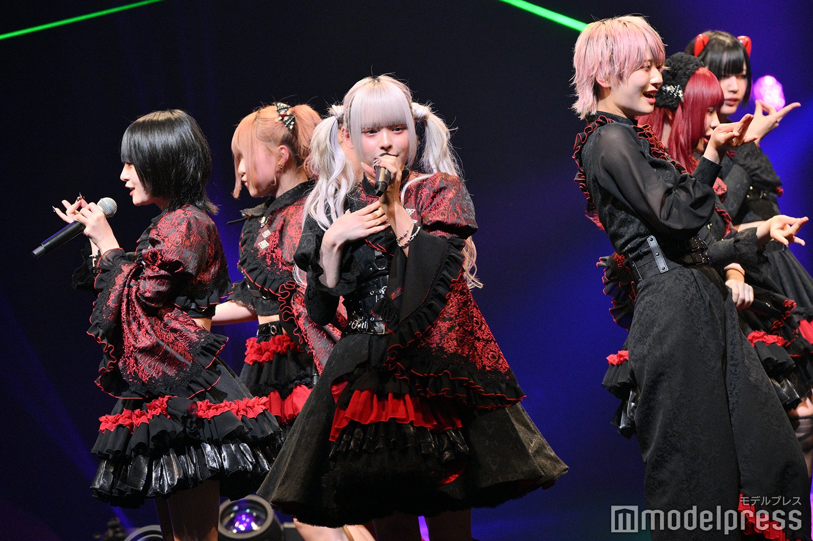 アイドル AVAM 7人組アイドルグループAVAM、大トリで熱気爆上げ 美脚披露・会場