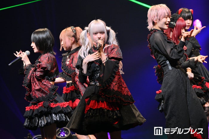 7人組アイドルグループAVAM、大トリで熱気爆上げ 美脚披露・会場虜にする“悪魔的魅力”【GAKUSEI RUNWAY 2024 SPRING＆SUMMER】