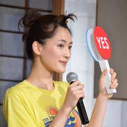 綾瀬はるか Tシャツ ジャージ姿で登場 1人の リアル干物女 とまったり モデルプレス 綾瀬はるか Tシャツ ジャージ姿で登場 1人の リアル干物女 とまったり モデルプレス