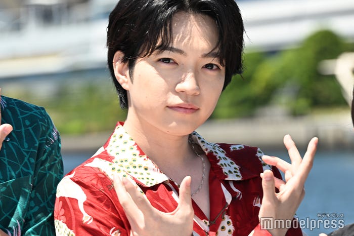 船上で忌怪島ポーズを決める西畑大吾(C)モデルプレス