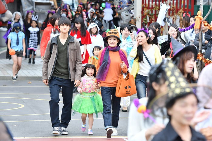 佐野勇斗、稲垣来泉、菅野美穂/「砂の塔~知りすぎた隣人」第3話より(C)TBS